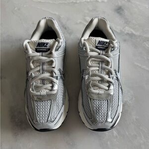 Nike Women's Zoom Vomero 5 Photon Dust/Chrome